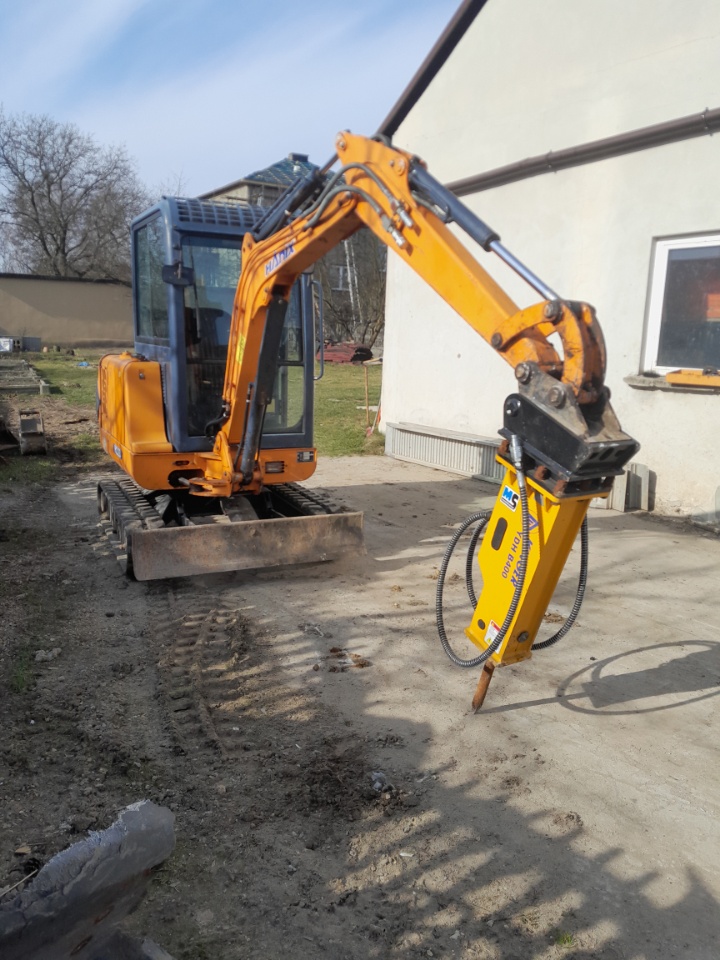 Minikoparka Hanix z wiertnicą hydrauliczną